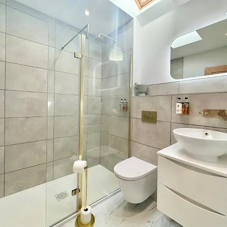 Cygnet No 5 -free Parking