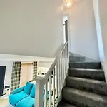 Cygnet No 5 -free Parking Holiday home *
